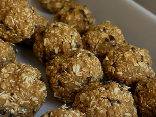 Easy No-Bake Protein Balls Recipe with Oats Peanut Butter and Chocolate Chips