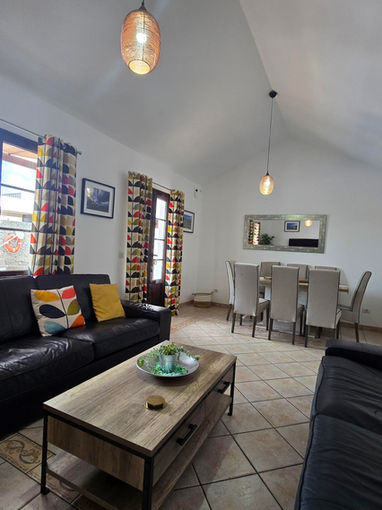 Modernised Living/Dining area with TV, Netflix, You Tube and 100's of international channels. Superfast Broadband and Wi-Fi