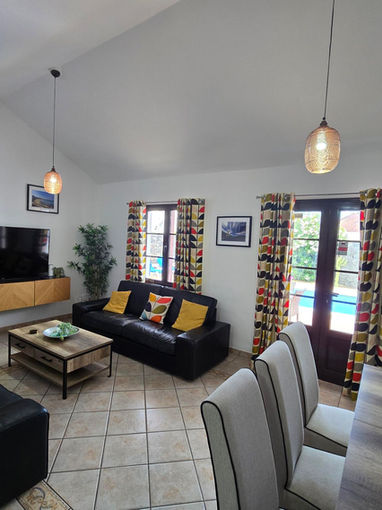 Modernised Living/Dining area with TV, Netflix, You Tube and 100's of international channels