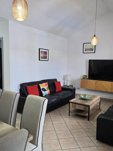 Modernised Living/Dining area with TV, Netflix, You Tube and 100's of international channels. Superfast Broadband and Wi-Fi