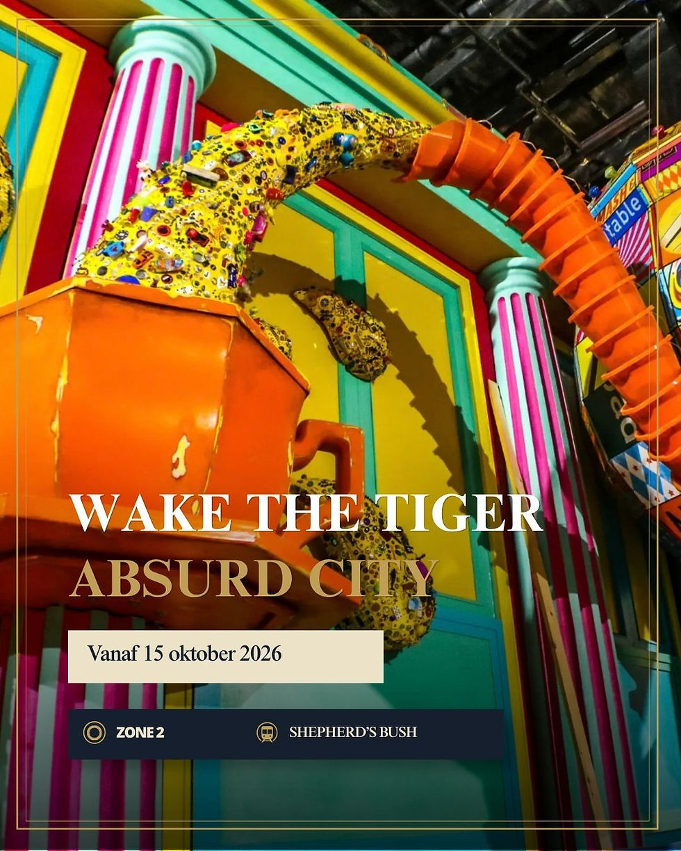Felgekleurde poster van slangenkunst in absurd decor met tekst: WAKE THE TIGER, ABSURD CITY, vanaf 15 oktober 2026.