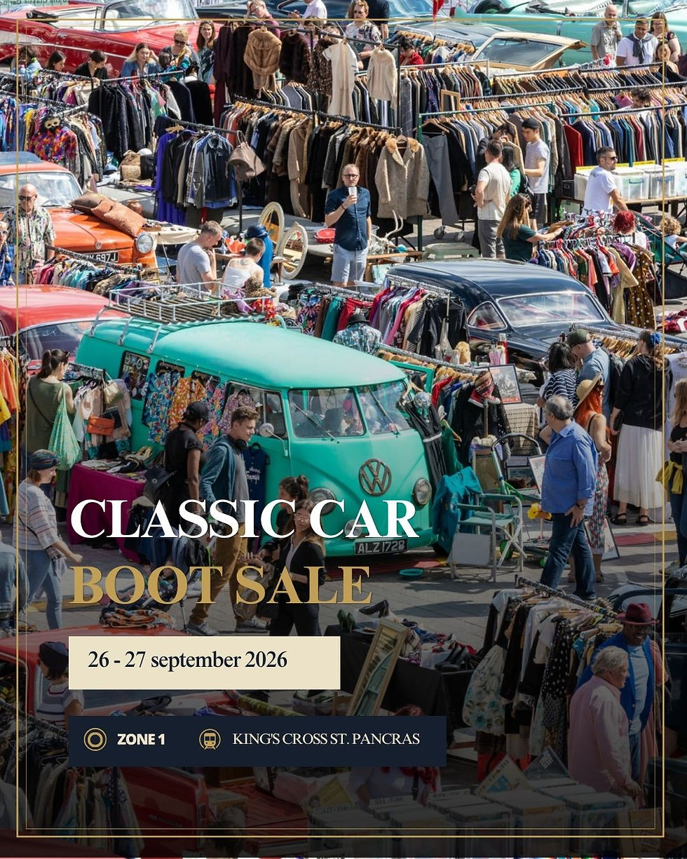 Drukke vintage markt met klassieke auto's en kledingrekken; tekst: CLASSIC CAR BOOT SALE, 26-27 september 2026.