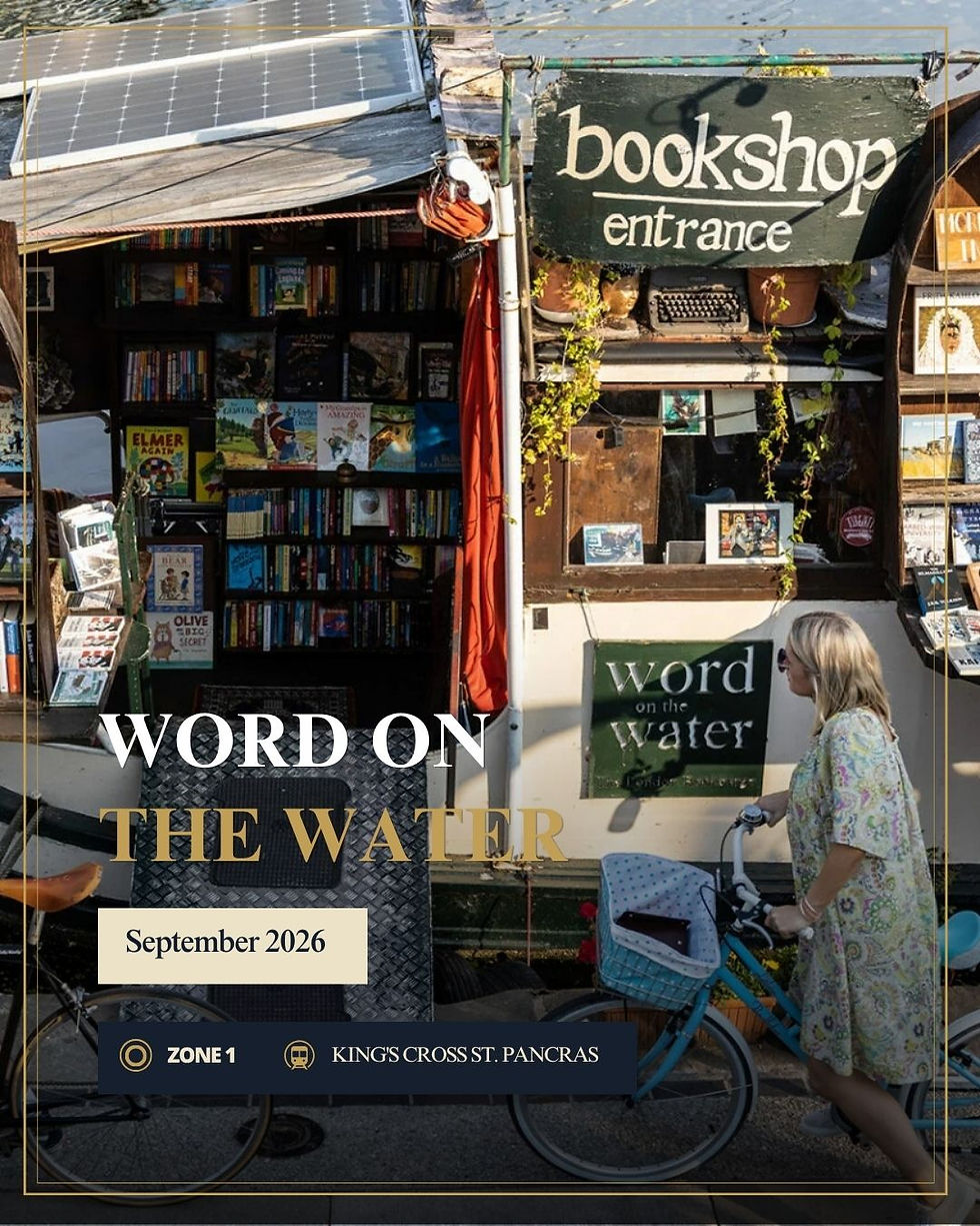 Vrouw met fiets bij drijvende boekwinkel; bord bookshop entrance en poster Word on the Water, september 2026, King's Cross.