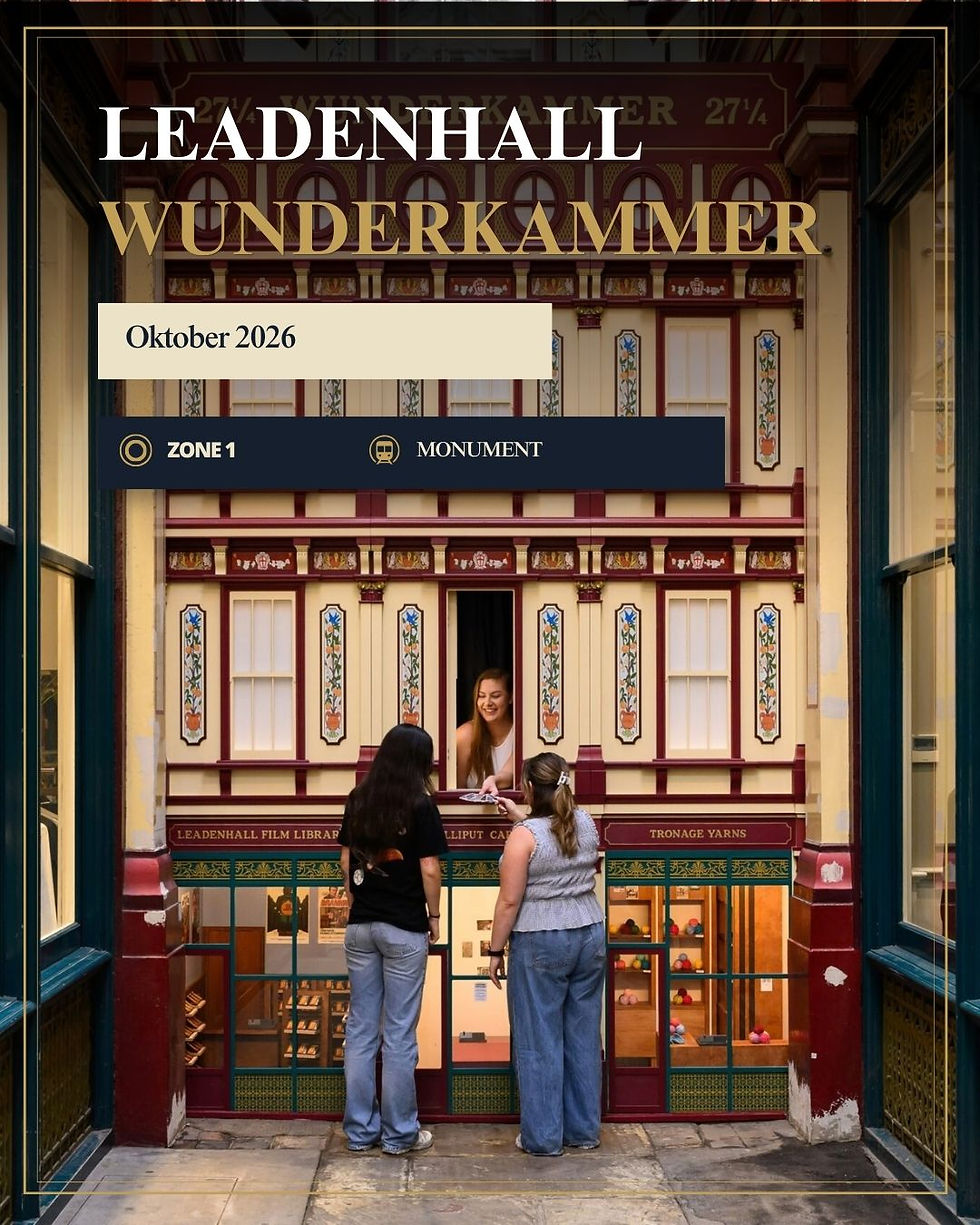 Drie vrouwen bij een decoratieve gevel; één reikt iets aan. Tekst: LEADENHALL WUNDERKAMMER, Oktober 2026, ZONE 1 MONUMENT.