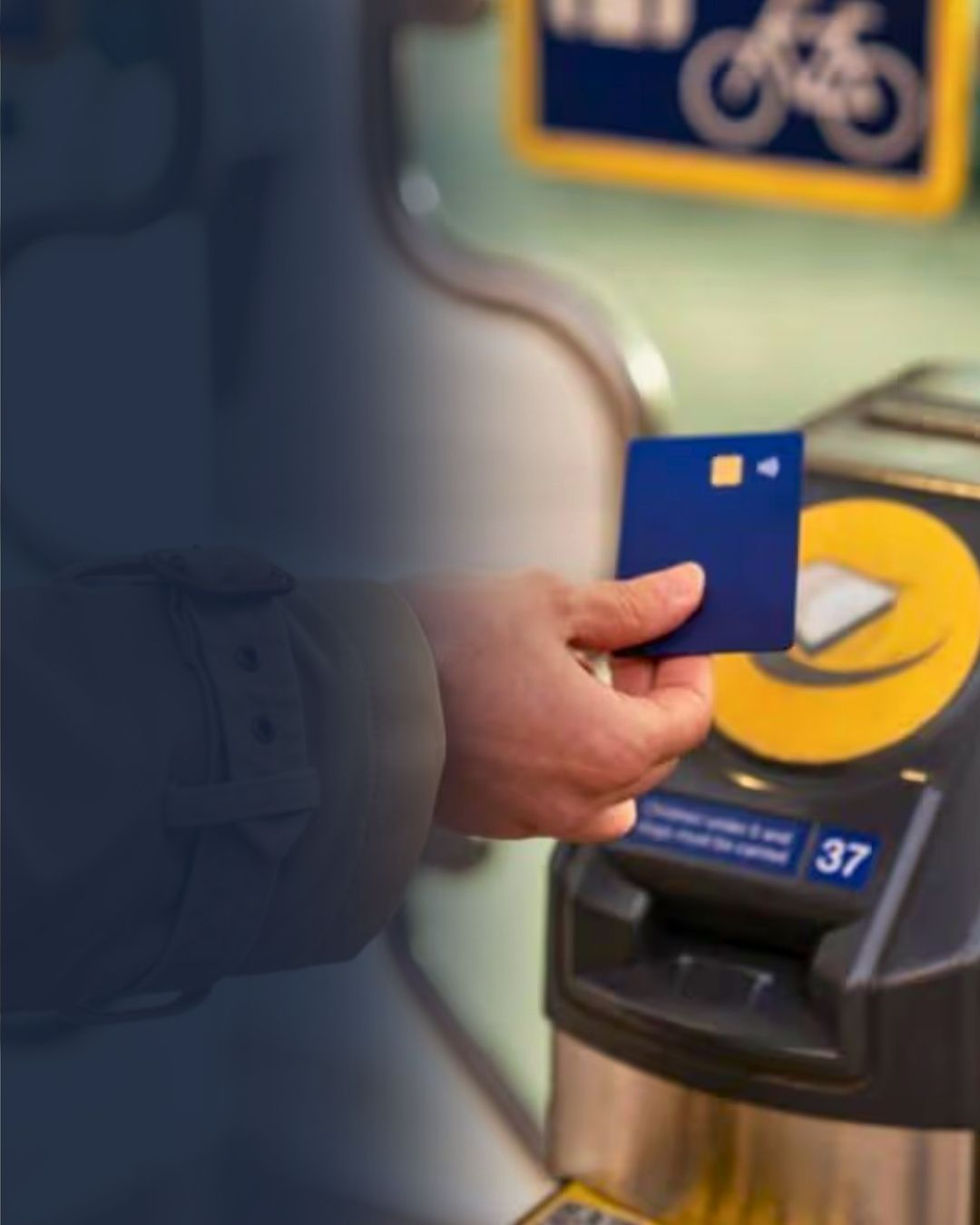 Hand houdt blauwe OV-chipkaart tegen kaartlezer in metro; nummer 37 zichtbaar op apparaat.