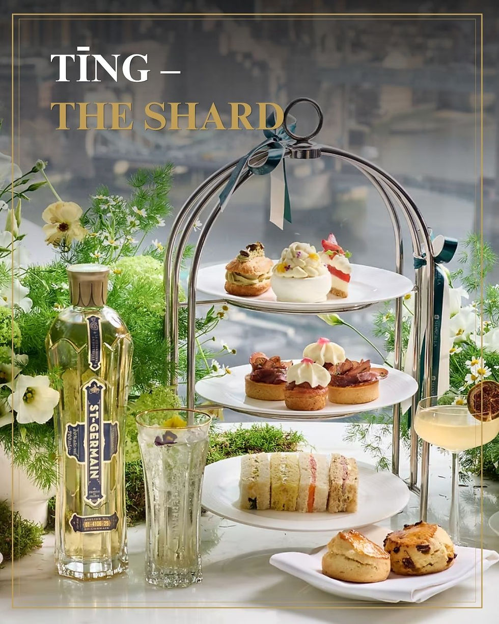 Luxe high tea met etagère vol gebak, St-Germainfles en cocktails, bloemen rond; tekst: TING – THE SHARD.