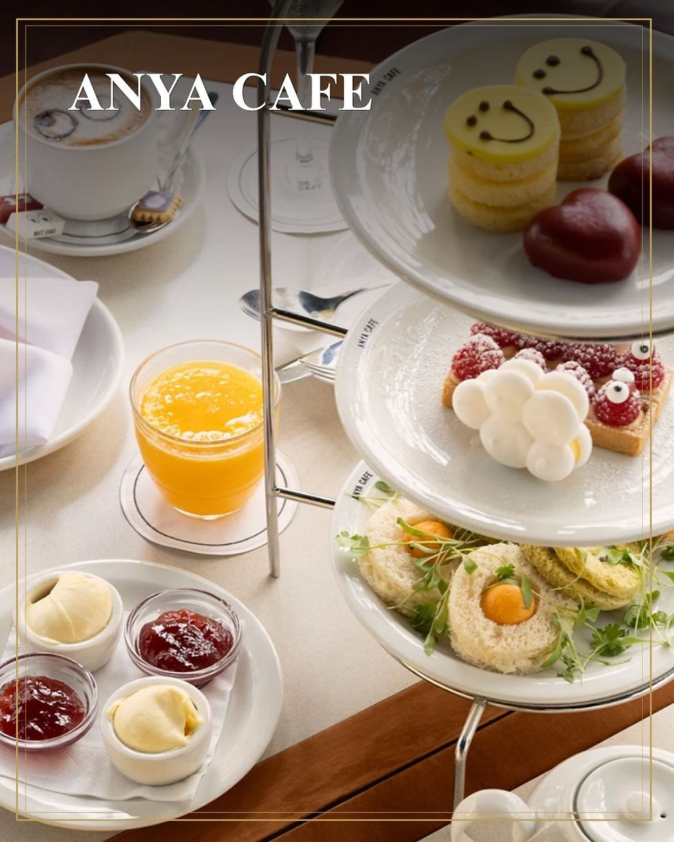 High tea in ANYA CAFE met desserts, sap en hartige hapjes op witte etagères in een lichte, luxe cafésetting.
