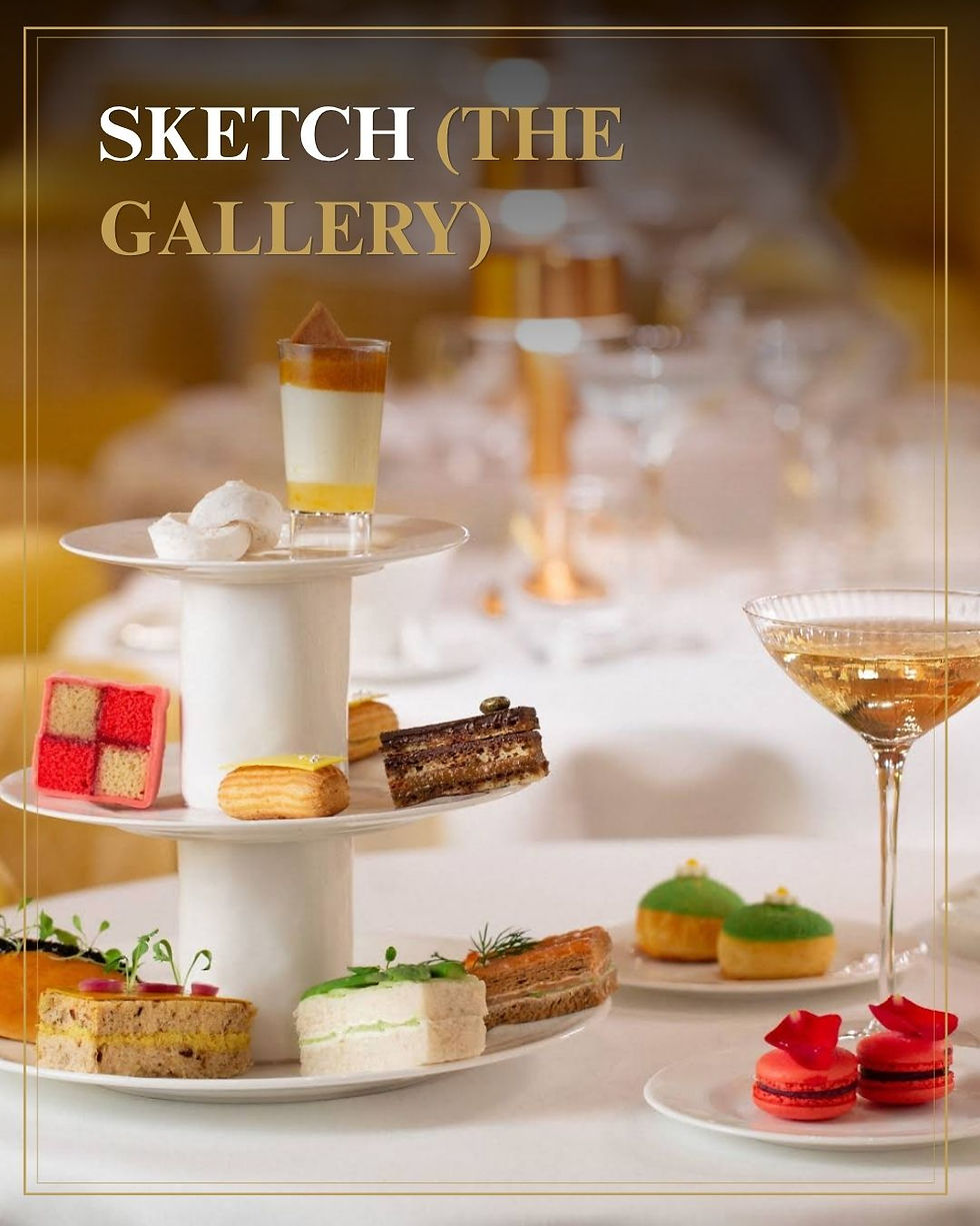 Luxe desserttafel met etagère vol gebakjes, glazen cocktails en macarons; tekst: SKETCH (THE GALLERY).
