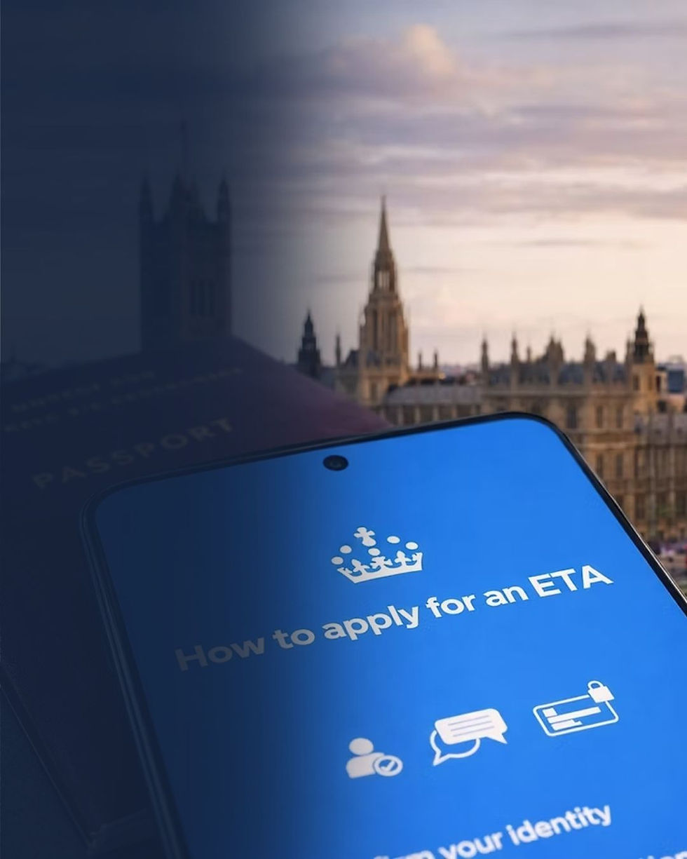 Smartphone toont How to apply for an ETA met paspoort; op de achtergrond Londen/Big Ben bij schemering.