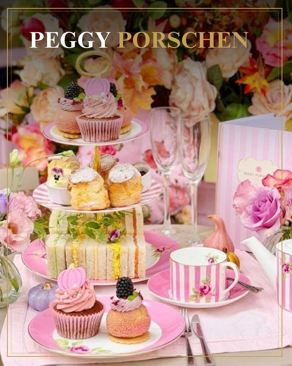 Pink desserttafel met taarten, cupcakes en theekopjes; bloemenwand. Tekst: PEGGY PORSCHEN.