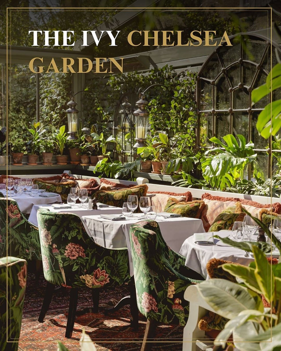 Zonnige serre met tropische planten, gedekte tafels en bloemrijke stoelen; tekst: THE IVY CHELSEA GARDEN.