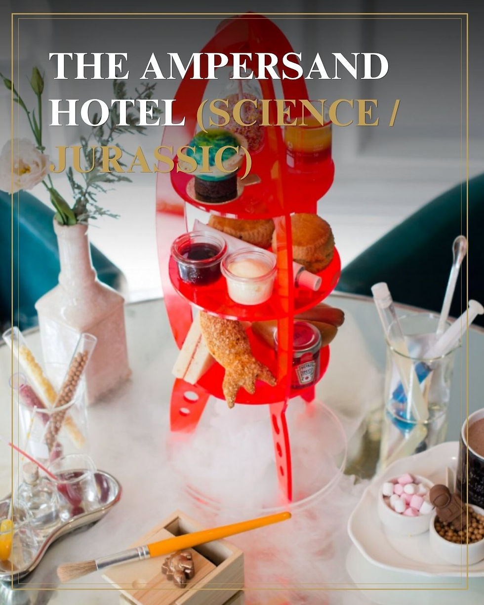 Rode etagère met desserts en proefbuisjes in rook op tafel; tekst: THE AMPERSAND HOTEL (SCIENCE / JURASSIC).