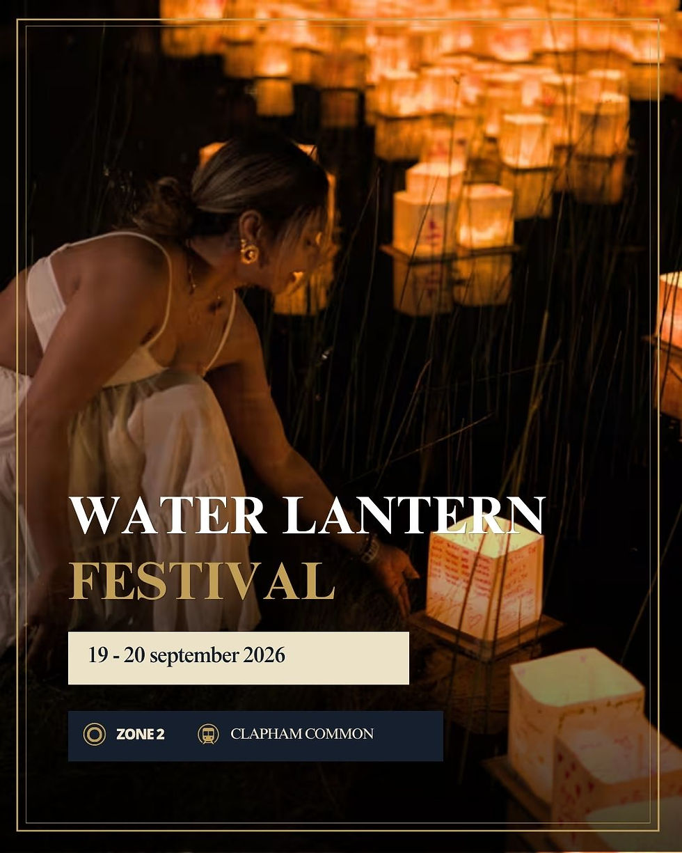 Vrouw in witte jurk plaatst een lantaarn bij gloeiende waterlantaarns; poster voor Water Lantern Festival, 19-20 september 2026.