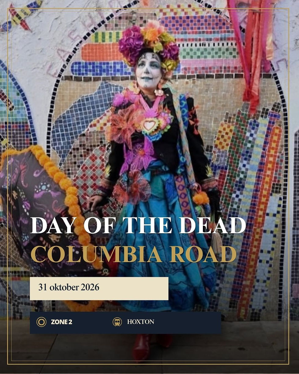 Poster van Dag van de Doden met kleurrijk verklede vrouw voor mozaïekmuur; tekst: DAY OF THE DEAD, COLUMBIA ROAD, 31 oktober 2026.
