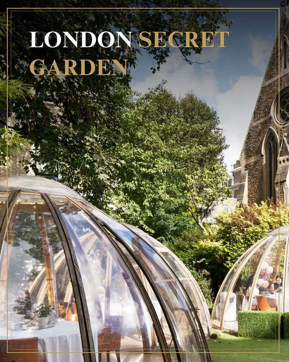 Tekst LONDON SECRET GARDEN over tuin met glazen eethoeken naast een kerk, groen en zonnig, luxe en rustig.