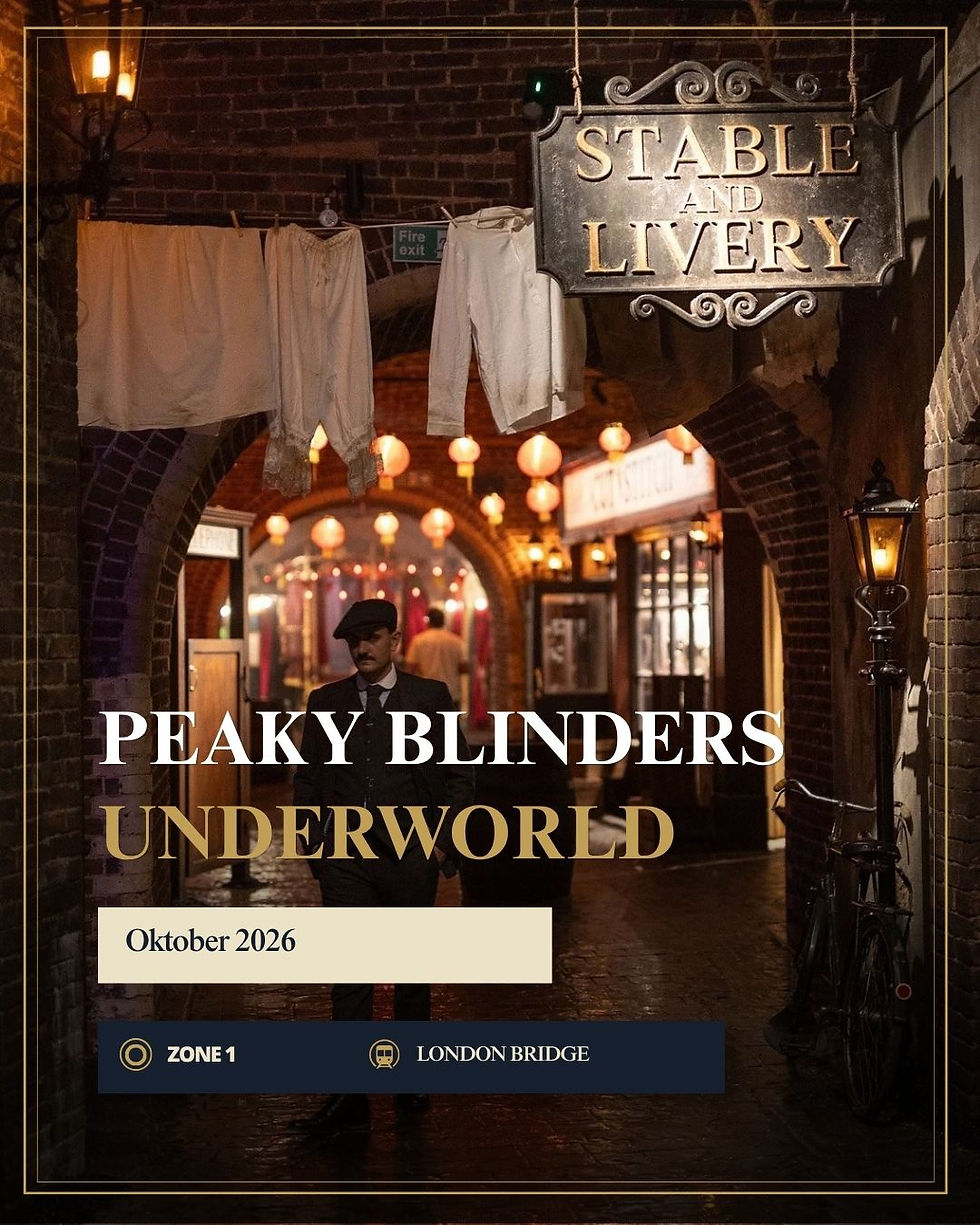 Vintage steeg met man in pak, lantaarns en bord Stable and Livery; tekst: Peaky Blinders Underworld, Oktober 2026.