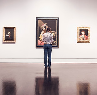 Mujer en la galería de arte