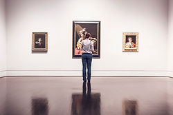 Mujer en la galería de arte