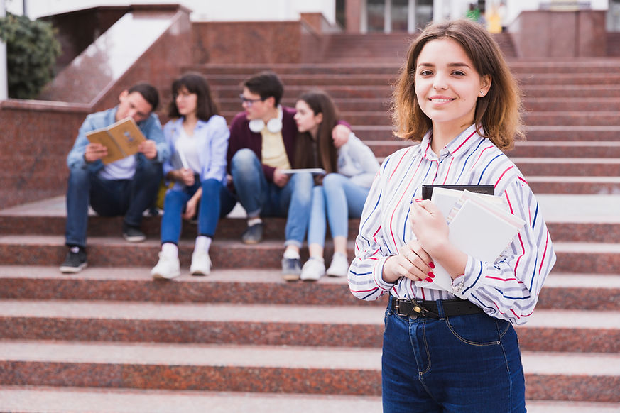 adolescente-que-coloca-que-sostiene-cuaderno-manos.jpg