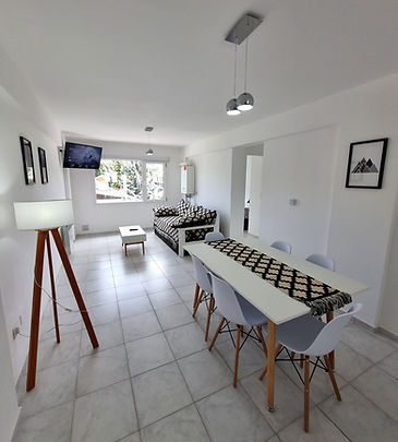 Sala de estar con mesa.jpg