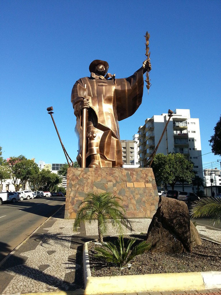 Monumento "O Desbravador" localizado na Avenida Getúlio Vargas