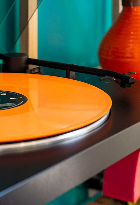 手仕事に彩られた、色と明かりの空間ノルディック モダン|株式会社つづく|岐阜県高山市