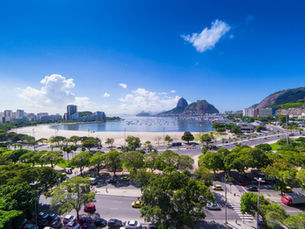 Vista do bairro Botafogo no Rio de Janeiro com o Pão de Açúcar ao fundo
