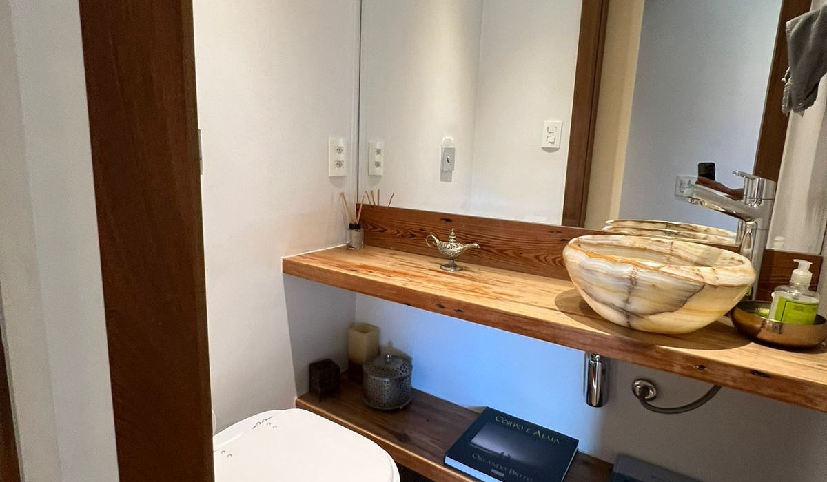 Lavabo revestido com marcenaria de alto padrão