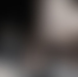 mano che disegna su pelle sintetica per pratica tattoo