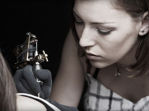 mano che disegna su pelle sintetica per pratica tattoo