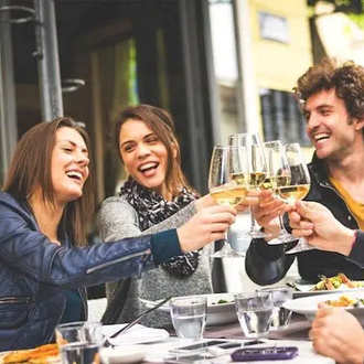 LOS JÓVENES BEBEN MENOS VINO