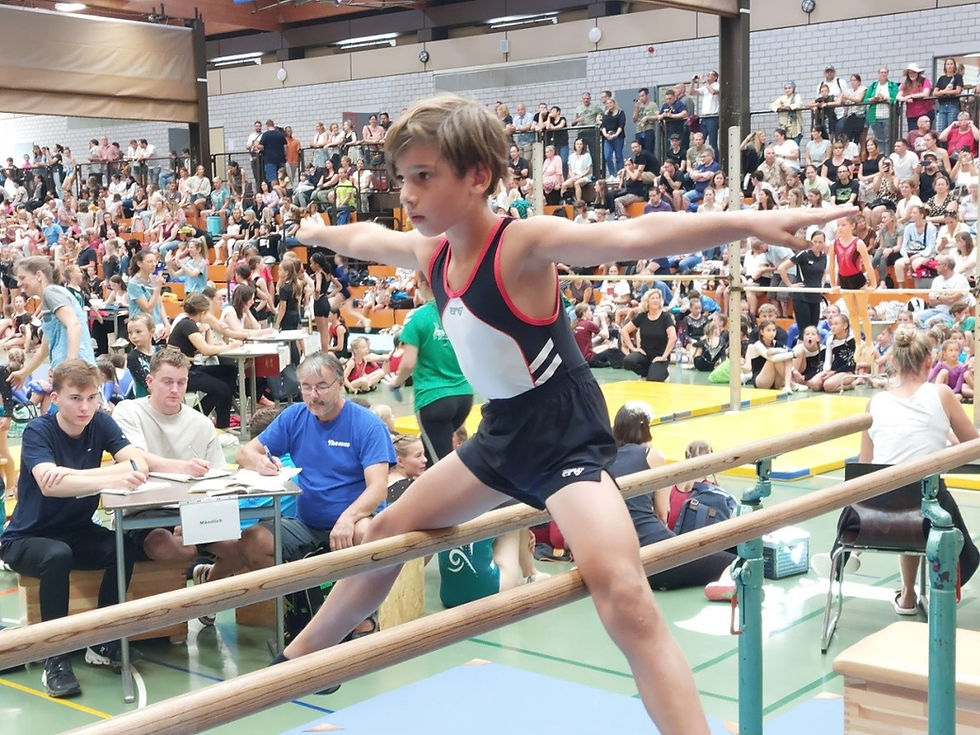 In der vollen Sporthalle zeigten die TV-Turner ihre Übungen am Parallelbarren
