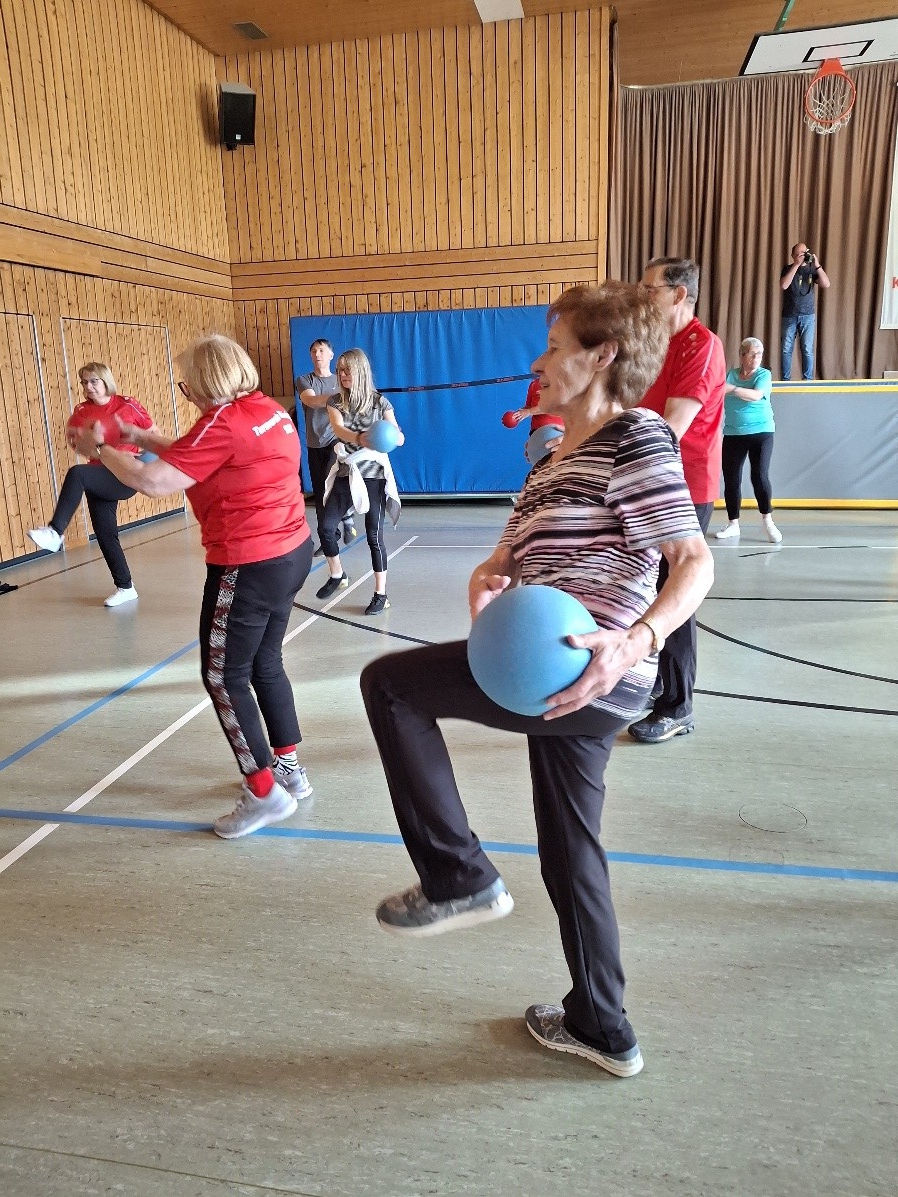 Koordination, Stabilität und Beweglichkeit sollten immer geschult werden. Mit einem Ball werden die Übungen abwechslungsreicher und machen Spaß.