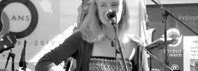 La chanteuse du Duo de musique live à Megève pour un événement sur 3 heures