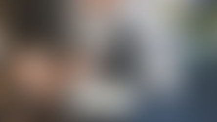 Une femme en train de gérer ses devis sur PC