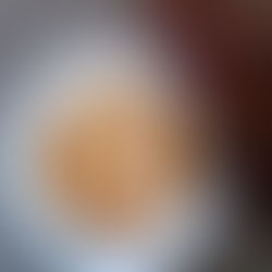 Tasse de café dont la mousse forme un fantôme symbolisant le mois d'octobre