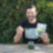Miniature : Nicolas Fourtouil tenant dans sa main un sachet de Spiruline en brindilles produite par Spiruline Tolosane