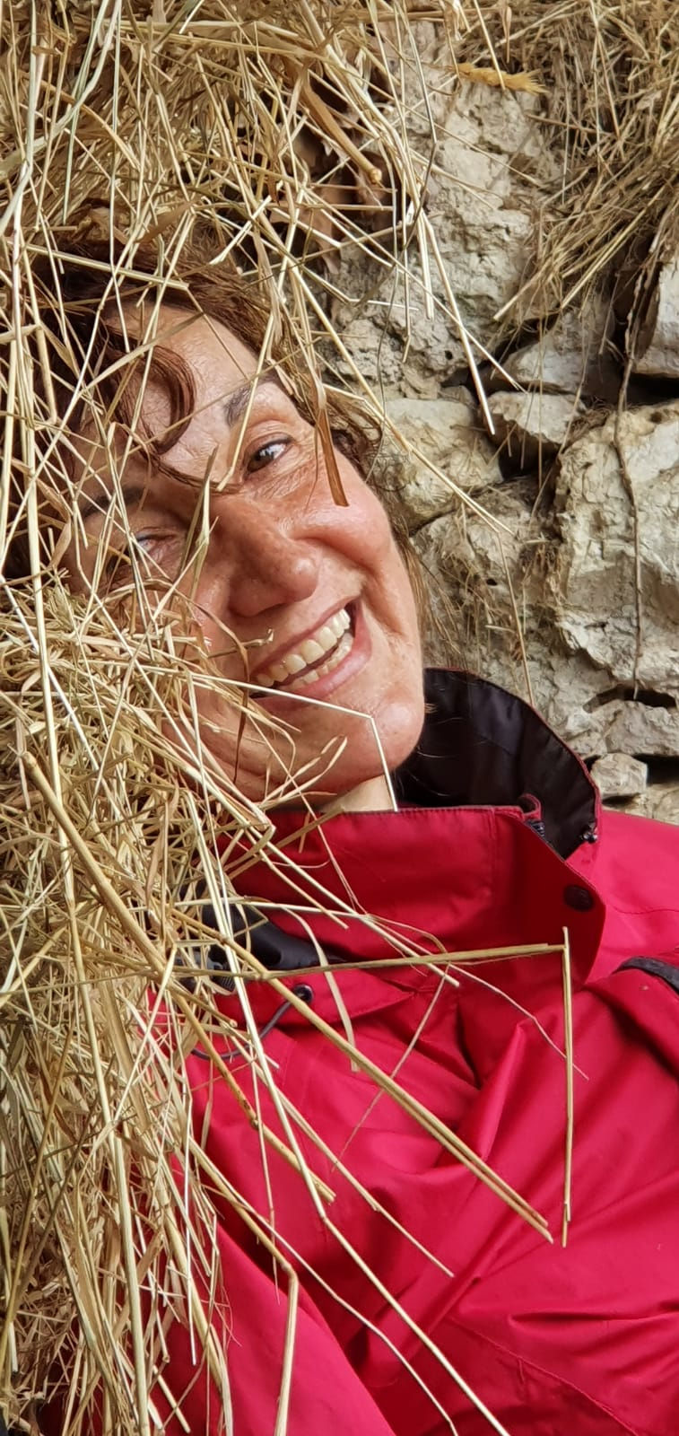 Randonneuse souriante allongée dans la paille