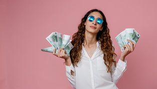 Femme avec des lunettes de soleil, brandissant des billets d’euro sur fond rose représentant les nouvelles règles pour la rémunération du dirigeant