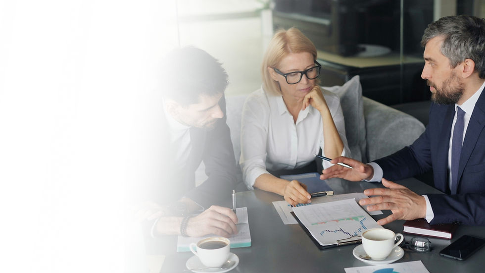 Un Manager de Transition de TOPS Ressources en réunion avec une dirigeante d'entreprise