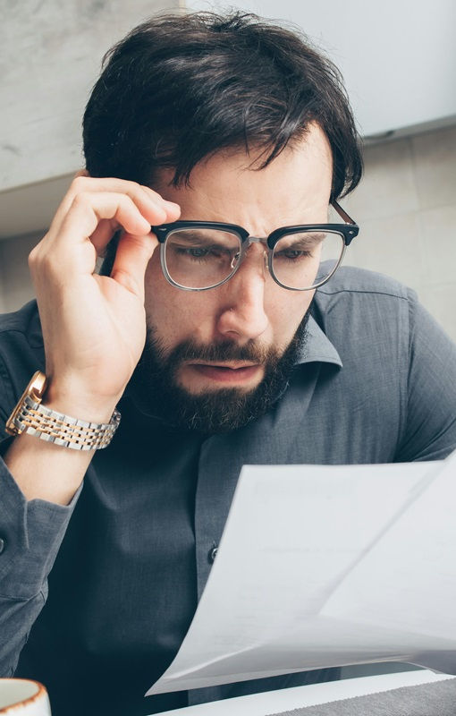 Un homme en train de lire son rapport financer réalisé avec Finthesis et Blendy