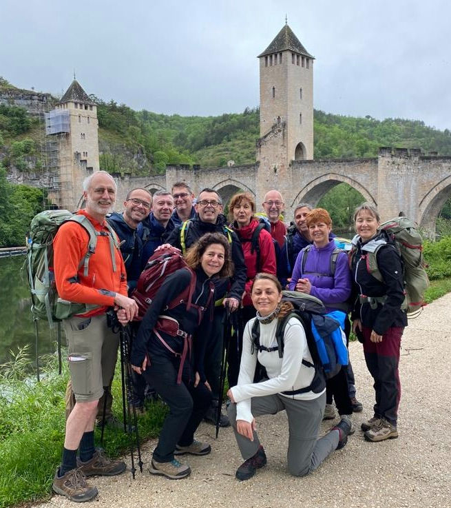 Jacques Pézier avec les randonneurs de son stage sur le Chemin de Compostelle