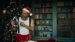 Le pere Noel en train de reasser son costume pour préparer Décembre 2025