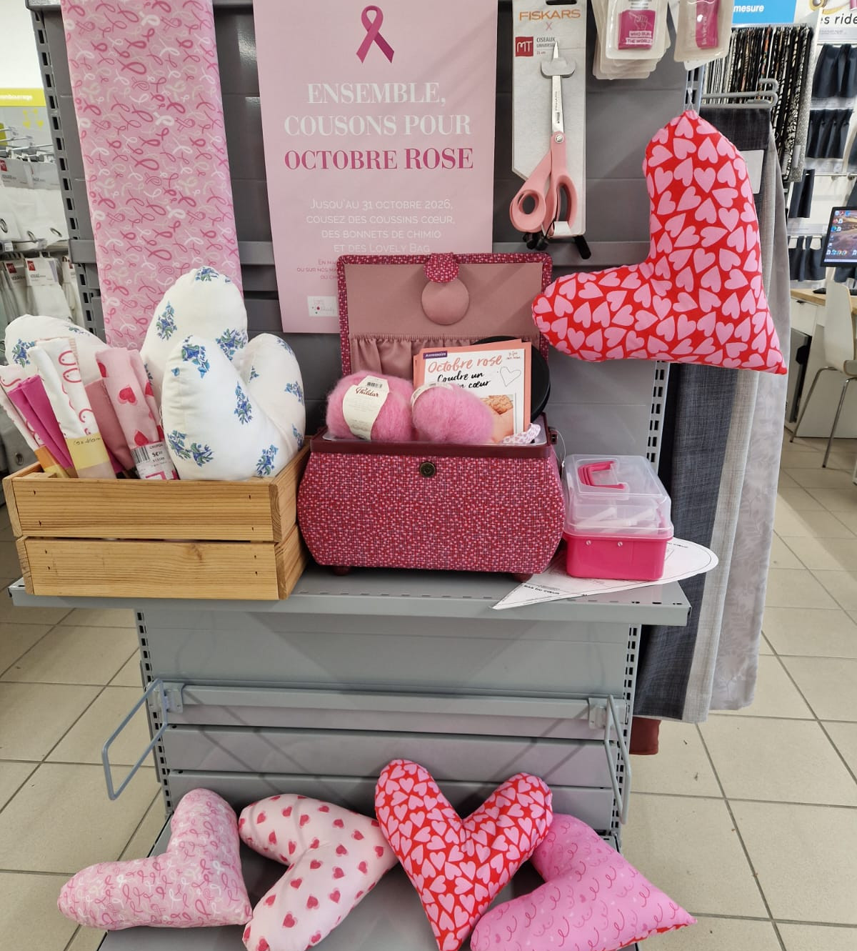 Coussins cœur Octobre Rose confectionnés lors d’un atelier Mondial Tissus