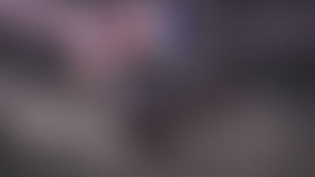 2 femmes à cheval portant chacune un drapeau americain et français