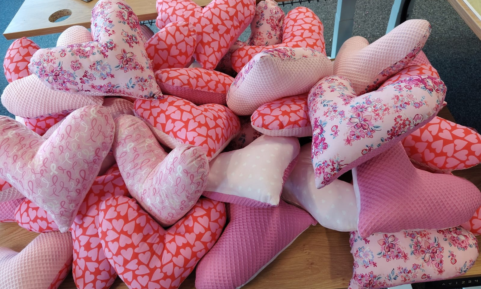 Coussins cœur cousus pour Octobre Rose lors d'un atelier Bobines & Combines