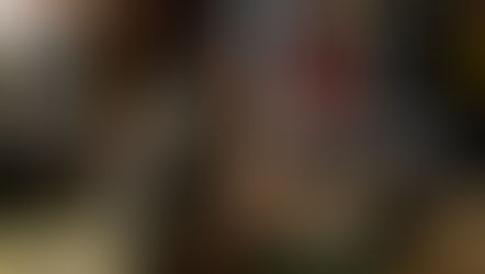 Femme assises par terre avec un chapeau dans une friperie