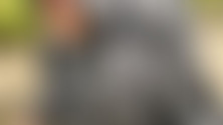 Randonneur en tenue anti-pluie