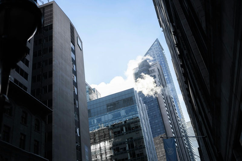 Entrepreneur français comparant les différentes structures pour créer une entreprise au Québec