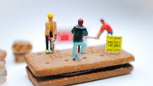 Figurines du BTP sur un biscuit